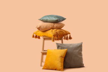 Bej arka planda farklı yastıklı dışkı