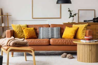 Kahverengi deri kanepe ve sehpası olan oturma odasının içinde.