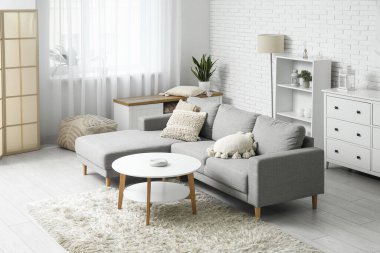 Masası ve kanepesi olan aydınlık oturma odasının içinde.