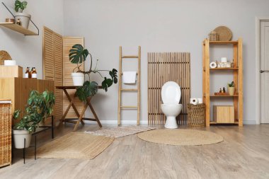 Tuvaletin içinde klozet, raf ünitesi ve merdiven var.