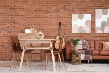 Yemek masası ve oturma odasının içindeki rahat kanepe.