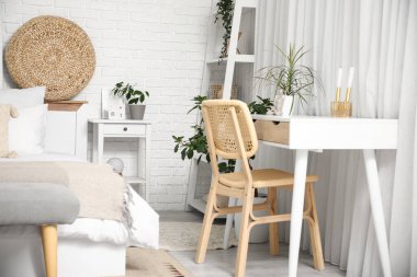 Yatak odasının içi komodinli, raf üniteli, masa ve büyük yataklı.