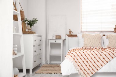 Çekmeceler ve yatak odasındaki resimli komodin.