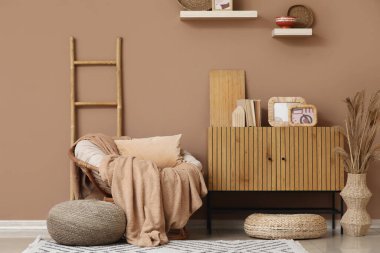 Hasır koltuğu, merdiveni ve klozeti olan oturma odasının içinde.