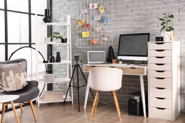 Fotoğrafçı işyeri, profesyonel ekipman ve raf ünitesi ile ofis içi