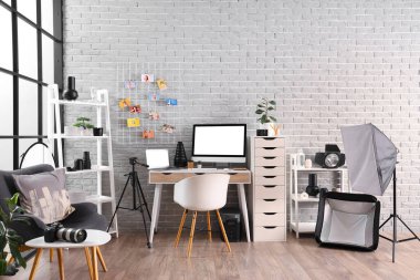 Fotoğrafçı işyeri, profesyonel ekipman ve raf üniteleri ile ofis içi