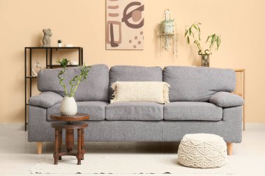 Rahat kanepe ve bambu saplı modern oturma odasının şık bir iç mekanı.