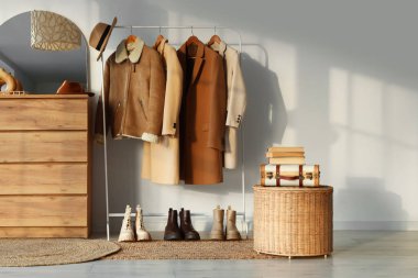 Koridorun içinde ayna, klozet ve askılık var.