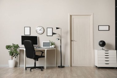 Çalışma yeri, bilgisayar ve rahat koltuğu olan ofis içi