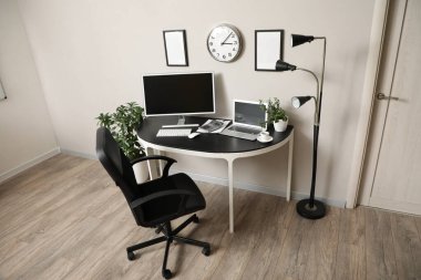 Çalışma yeri, bilgisayar ve rahat koltuğu olan ofis içi