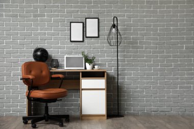 Dizüstü bilgisayarı ve rahat koltuğu olan bir iş yeri