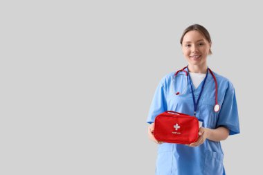 Arka planda ilk yardım çantası olan kadın doktor. Uluslararası Hemşireler Günü