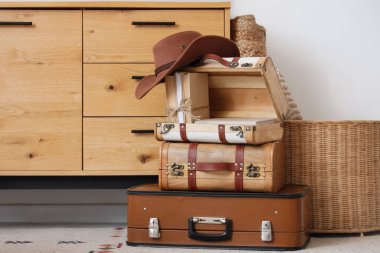 Kitaplar ve şapkalarla dolu klasik bavullar.