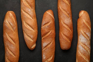 Siyah arka planda bir sürü taze baget