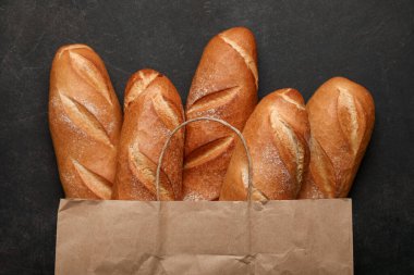 Siyah arka planda taze ekmek torbası.