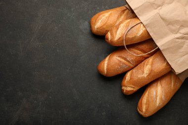Siyah arka planda taze ekmek torbası.