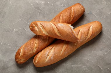 Gri arkaplanda taze baget