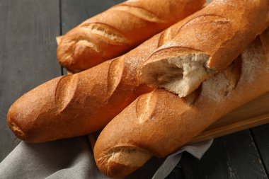 Siyah tahta arka planda taze baget tepsisi, yakın plan.