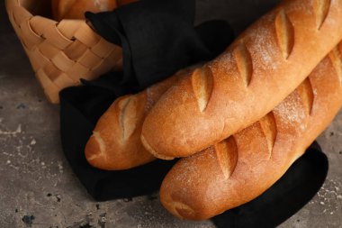 Gri arkaplanda taze baget