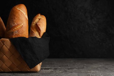 Gri masadaki taze baget sepeti.