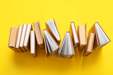 Sarı arkaplan üzerine kitapları olan kompozisyon