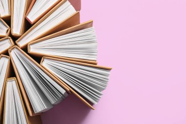 Leylak arkaplanıyla ilgili kitapları olan kompozisyon, yakın plan