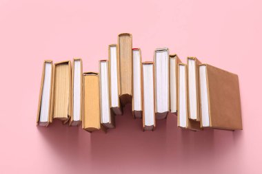 Pembe arkaplan üzerine kitap satırı