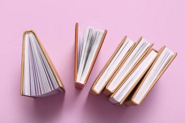 Leylak arkaplanı üzerine bir sürü kitap