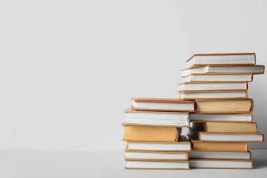 Gri arkaplan üzerine kitap yığınları