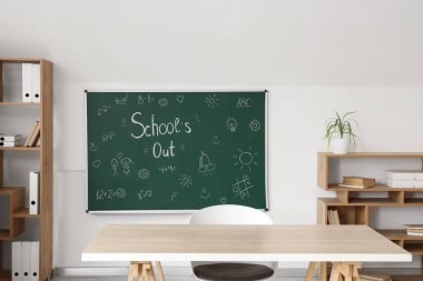 Yazılı karatahta okul kapalı ve sınıfın aydınlık duvarına çizimler