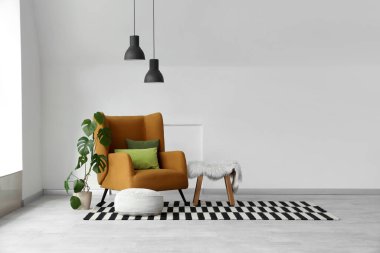 Koltuklu, puflu ve masalı aydınlatma odasının içi