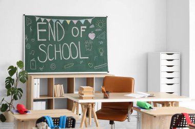 Okulun sonu yazılı karatahta ve sınıfın iç tarafındaki aydınlık duvarda çizimler