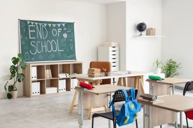 Tahta ve masalı sınıfın içi. Okul yılı sonu.