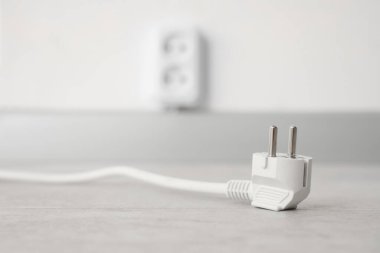 Lambanın yanındaki prizin yanındaki odada, yakın plan.