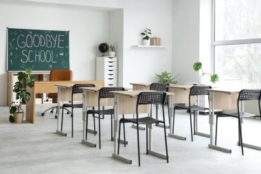 Tahta ve masalı sınıfın içi. Okul yılı sonu.