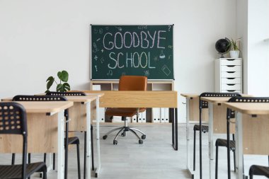 Tahta ve masalı sınıfın içi. Okul yılı sonu.