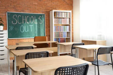 Sınıf içi tuğla duvarda yazılı yazı tahtası var.