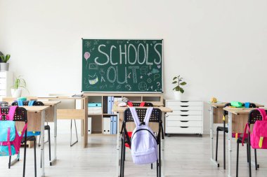 Tahta, masa ve sırt çantalı sınıfın içi. Okul yılı sonu.