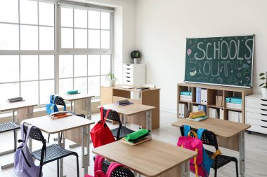 Tahta, masa ve sırt çantalı sınıfın içi. Okul yılı sonu.