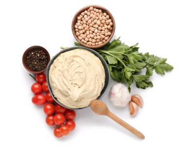 Beyaz arka planda malzemeleri olan lezzetli humus kasesi.