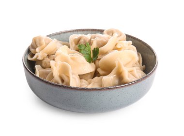 Lezzetli kaynamış hamur köftesi ve beyaz arka planda maydanoz.