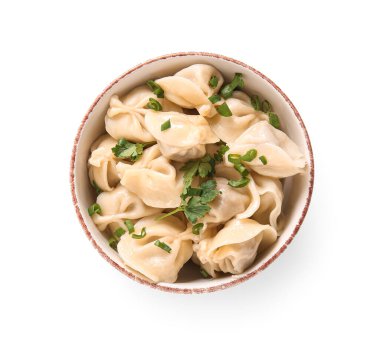 Bir kase lezzetli kaynamış hamur köftesi maydanozlu ve beyaz arka planda yeşil soğanlı.