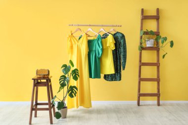 Giysileri ve merdiveni olan bir stilistin stüdyosu.