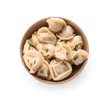 Bir kase lezzetli kaynamış hamur köftesi maydanozlu ve beyaz arka planda yeşil soğanlı.