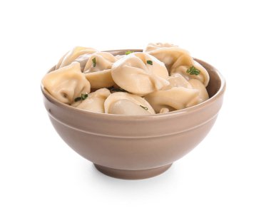 Bir kase lezzetli kaynamış hamur köftesi maydanozlu ve beyaz arka planda yeşil soğanlı.