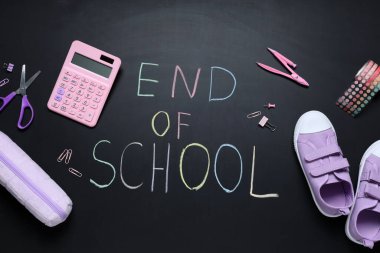 OKULU SONU, çocuk ayakkabıları ve farklı kırtasiye malzemeleriyle tebeşir tahtası