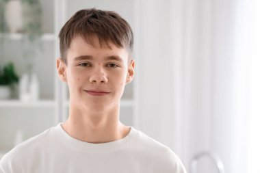 Banyoda sivilceleri olan genç bir çocuk, yakın plan.