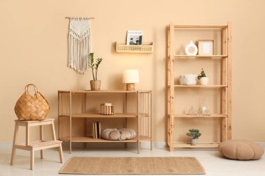 Oturma odasında ahşap masa ve süslemeli raf.