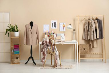 Terzinin iş yeri, elbise askılığı ve mankeni olan atölyenin içi.