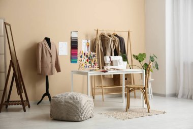 Terzinin iş yeri, elbise askılığı ve mankeni olan atölyenin içi.